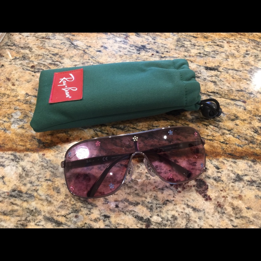 New girl Rayban sunglasses